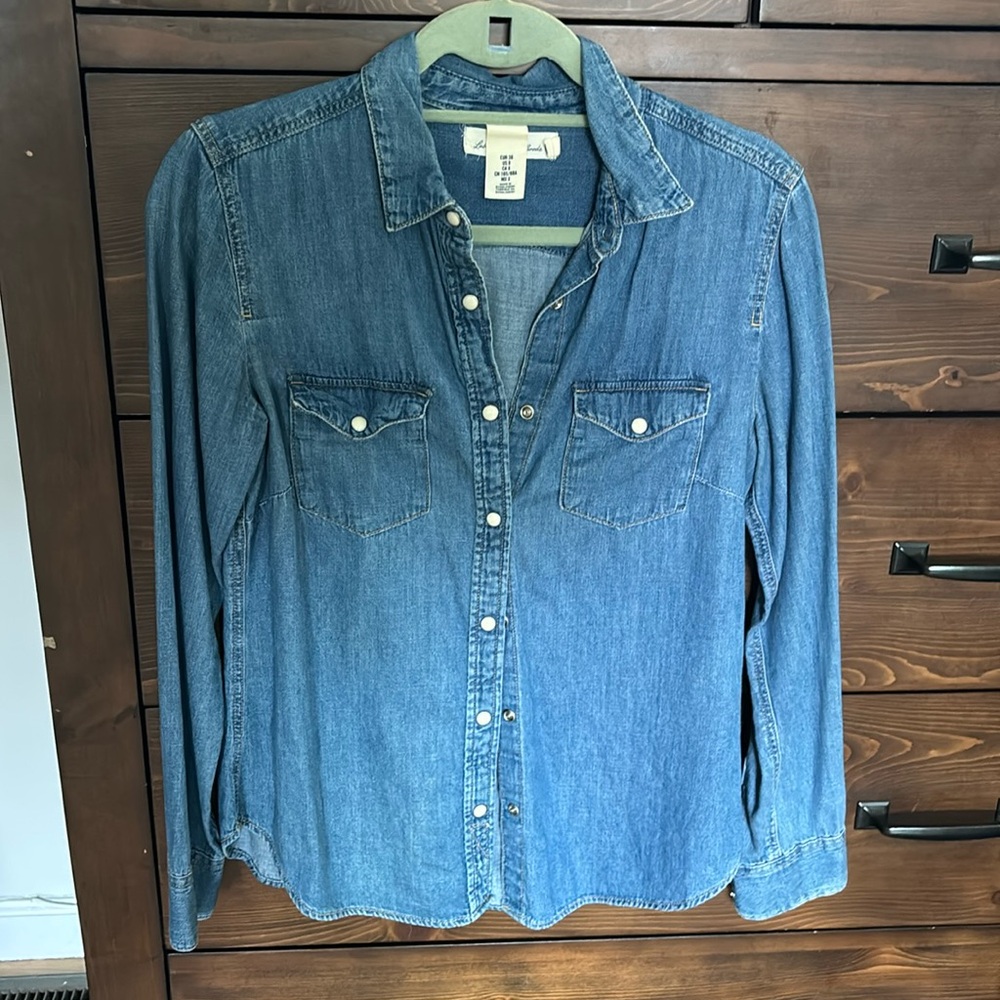Lightweight jean button down top with snap buttons